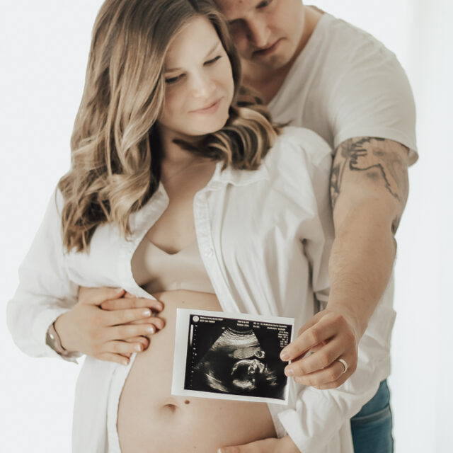 Babybauchfotos mit Ultraschallbild