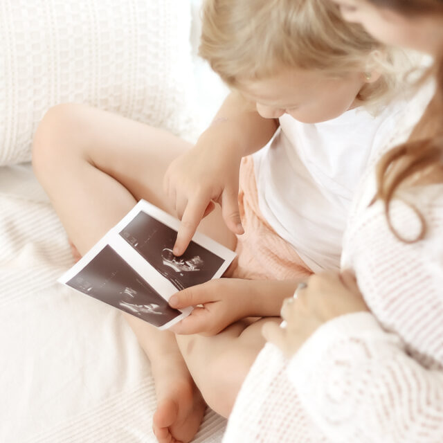 Babybauchfotos mit großer Schwester und Ultraschallbild